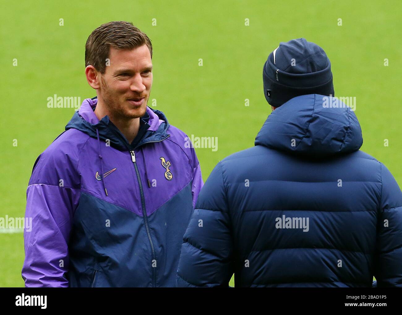 Tottenhams Eric Dier chat mit Teamkollege Jan Vertonghen (links) vor dem Anpfiff Stockfoto