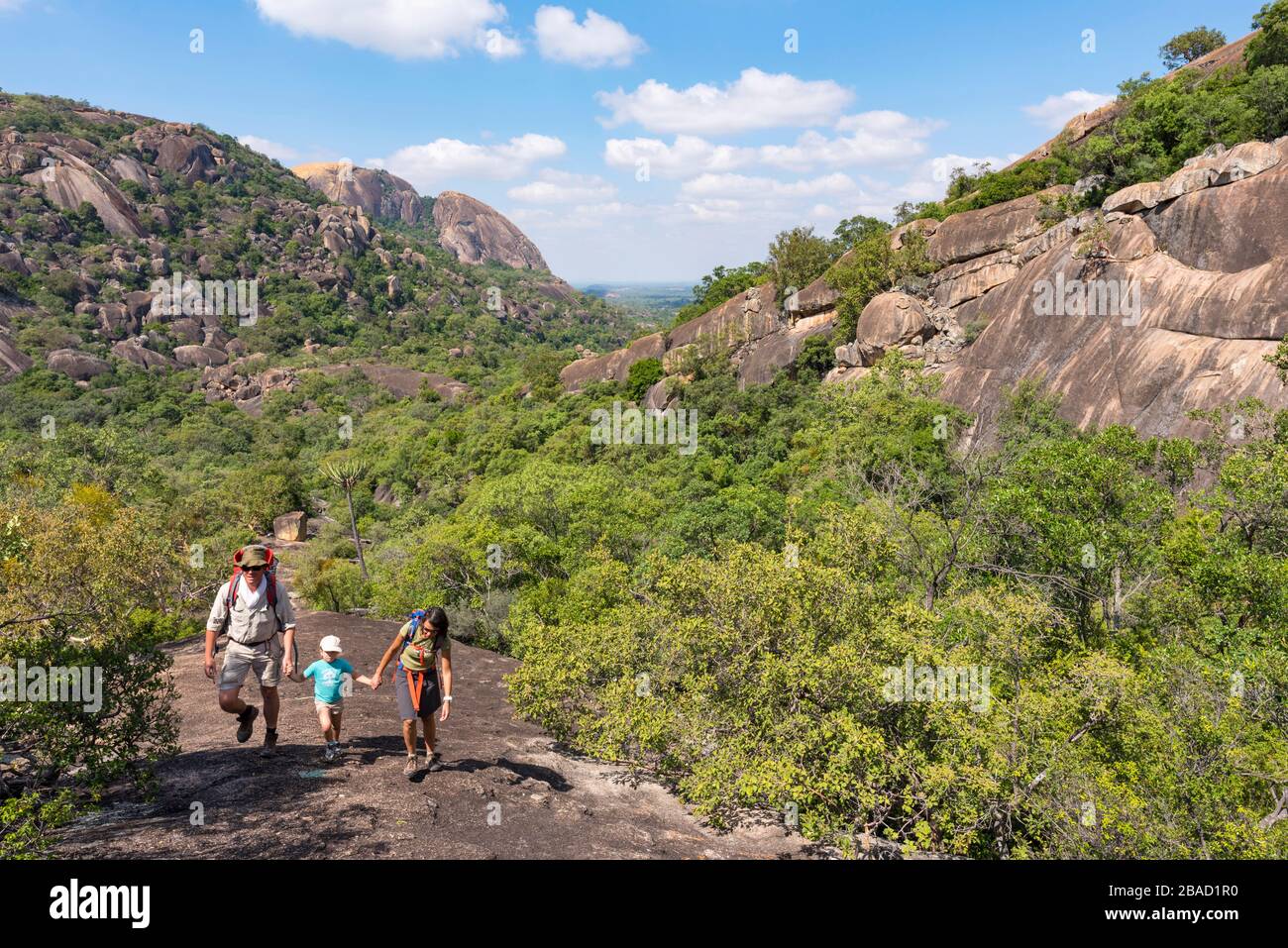 Touristen wandern um den Matobo-Nationalpark in Simbabwe. Stockfoto