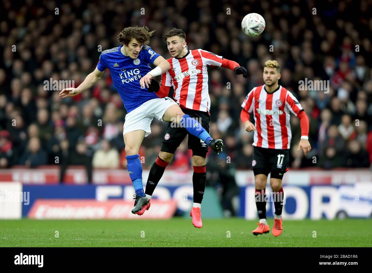 Die Caglar Soyuncu Links Von Leicester City Und Brentfords Halil Dervisoglu Kampfen Um Den Ball Stockfotografie Alamy