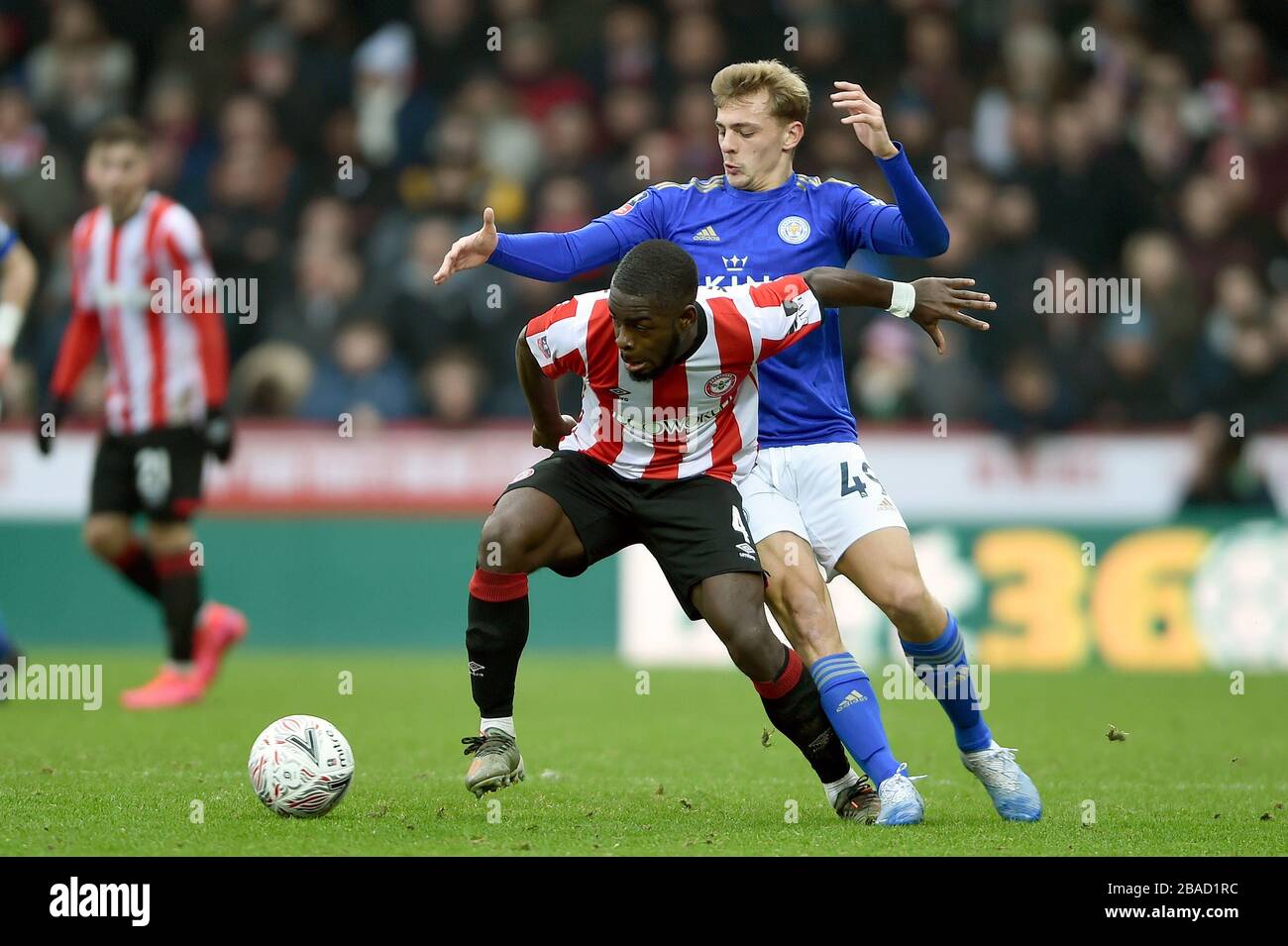 Brentfords Dru Yearwood (links) und Leicester City's Kiernan Dewsbury-Hall kämpfen um den Ball Stockfoto