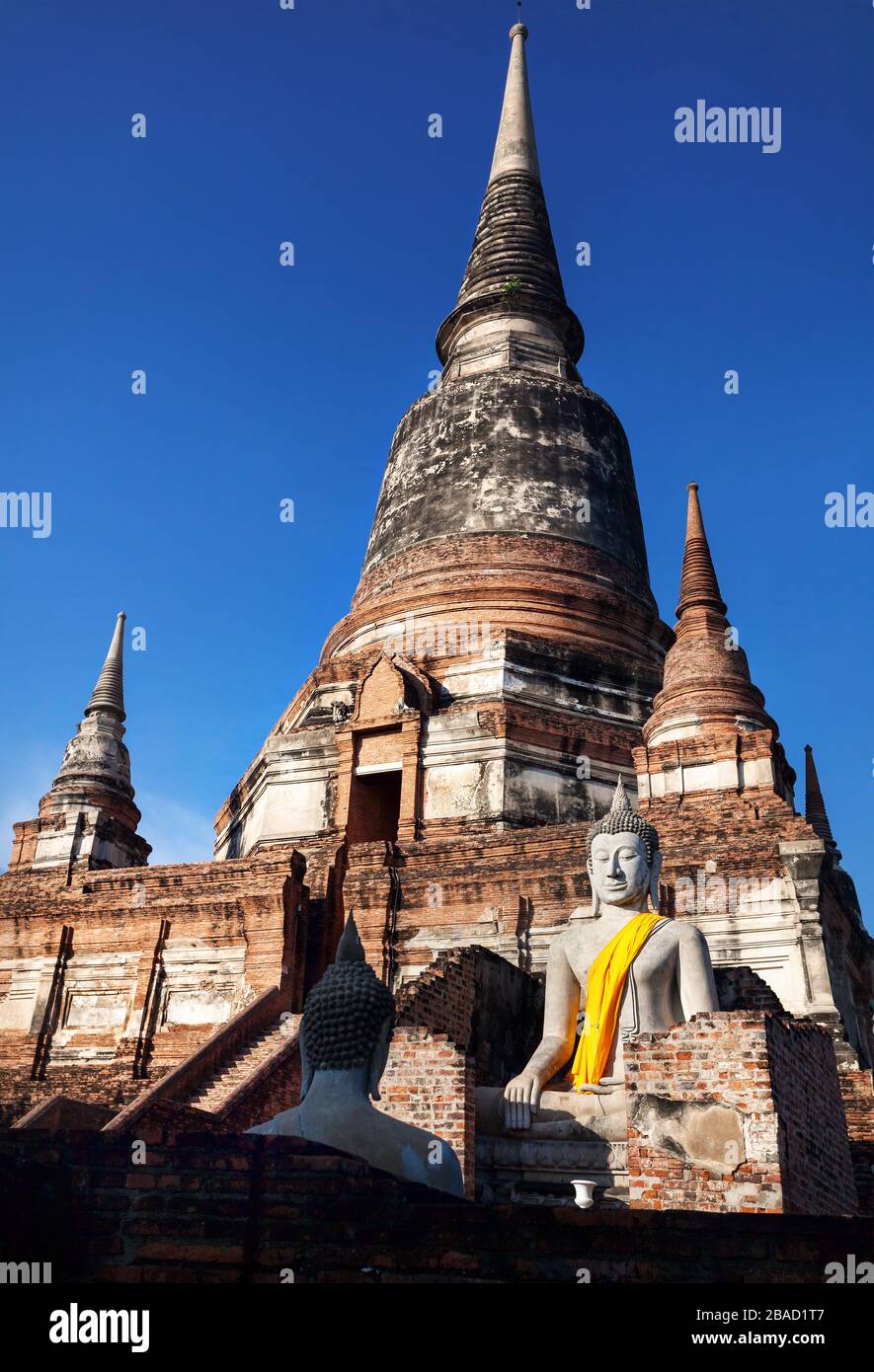 Große Buddha-Statue im Wat Yai Chai Mongkol Kloster in Ayuttaya, Thailand Stockfoto