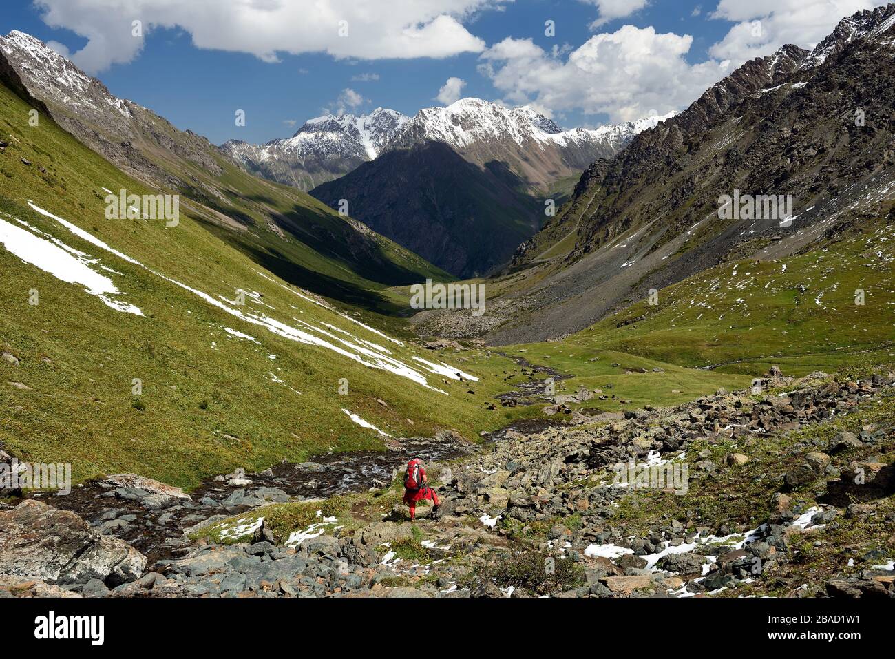 Tourist auf der Route vom Pass Teleti 3800 m am Terskey Alatau Gebirge in den Tian Shan Bergen. Kirgisistan, Zentralasien. Stockfoto