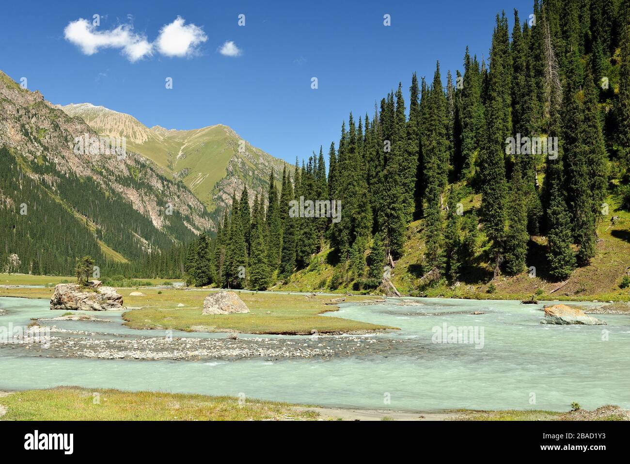 Landschaft der Ala Kul Lake Trail am Terskey Alatau Gebirge in den Tian Shan Bergen. Kirgisistan, Zentralasien. Stockfoto