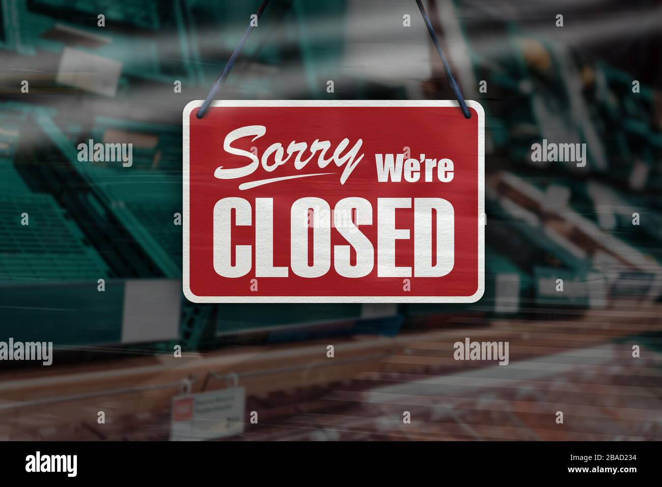 Geschäftskonzept leerer Ladenregale mit dem Schild "Sorry, we're closed". Stockfoto