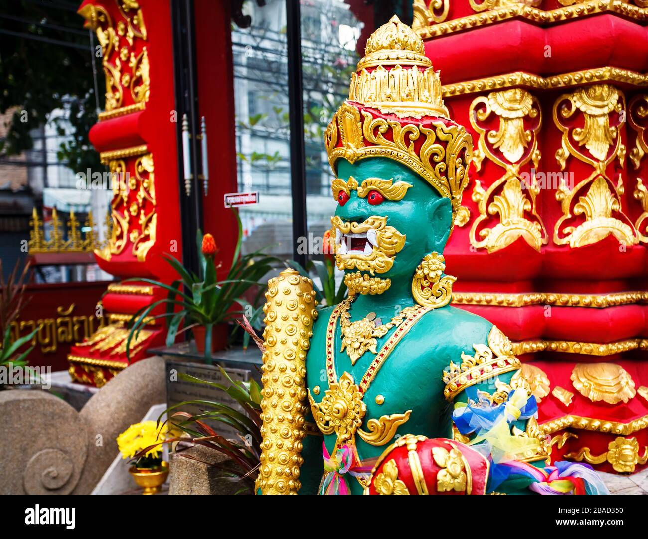 Buddhistischer Tempel mit Statue des Guardian Spalte mit goldenen Ornament in Chiang Rai, Thailand Stockfoto