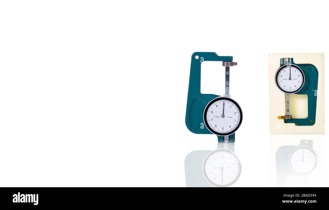 Grüne Dickenlehre isoliert auf weißem Hintergrund. Nonius mit Schnappverschluss. Measurering Tools. Messgeräte. Messung der Dicke, außen Stockfoto