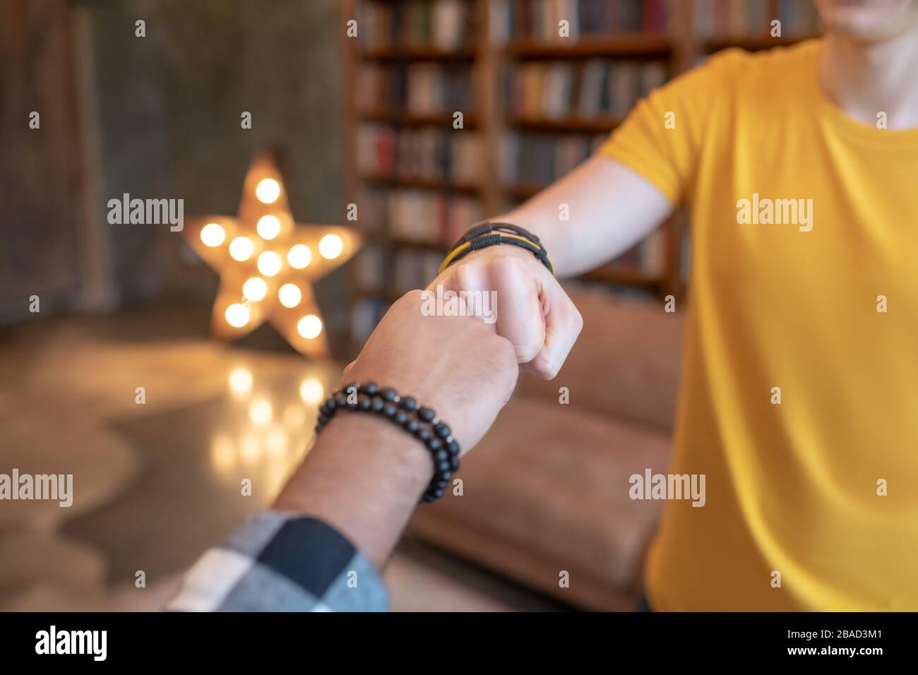 Nahaufnahme der Hände des Mannes, der die Faust zur Faust legt Stockfoto