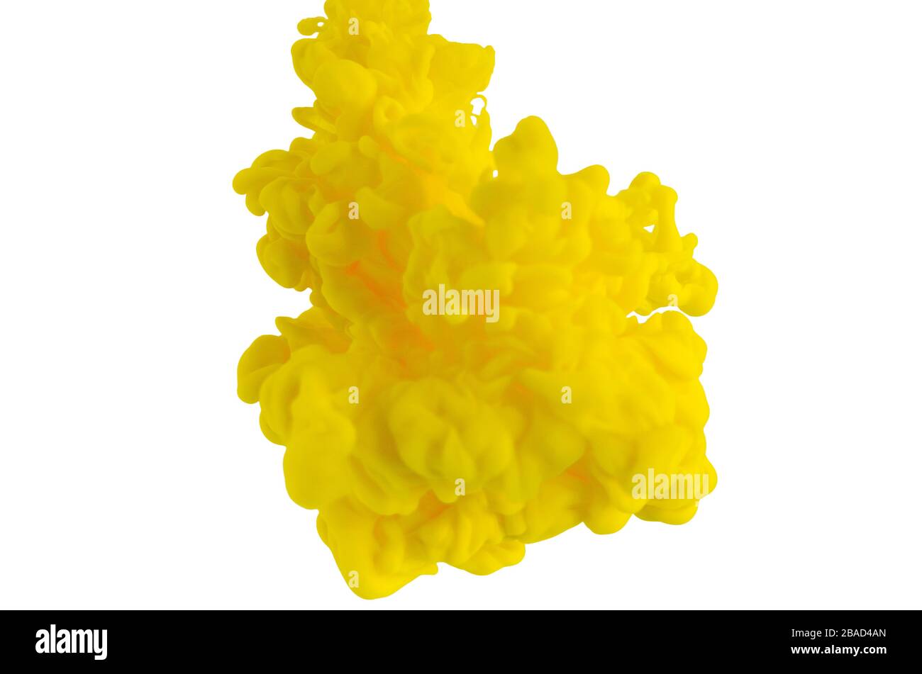 Verschwommene und fokussierte gelbe Plakatfarbe, die sich im Wasser auflöst, für abstraktes und Backgorund-Konzept. Stockfoto