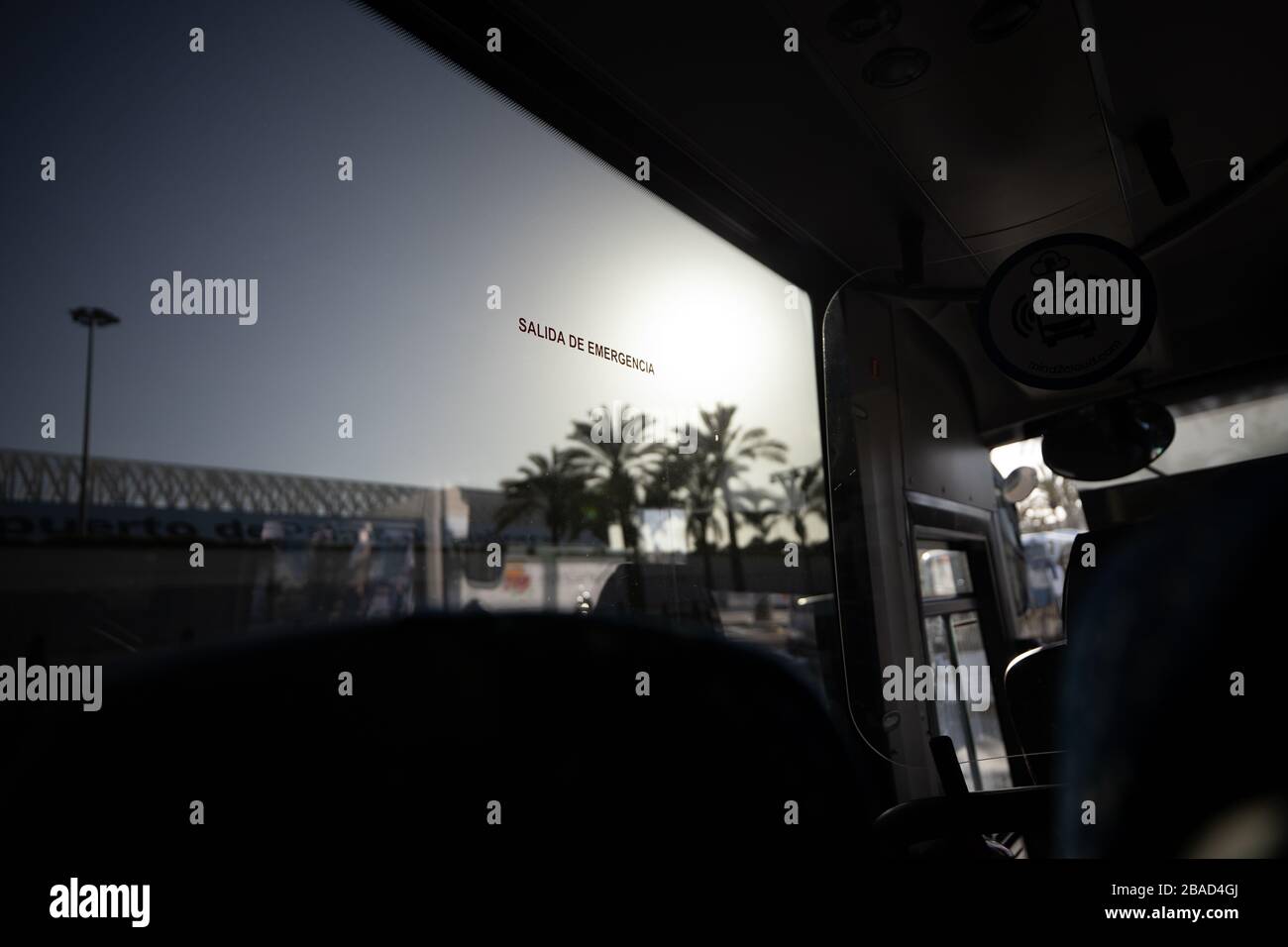 Notausgang in einem Bus, der auf einem Fenster in mallorca, spanien, fährt. Stockfoto