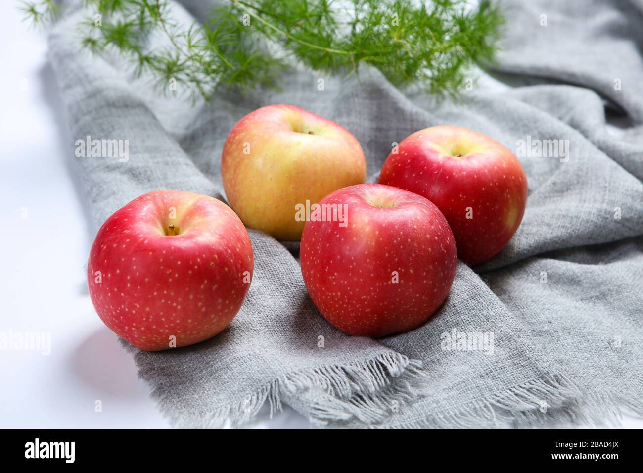 Vier rote Äpfel Stockfoto