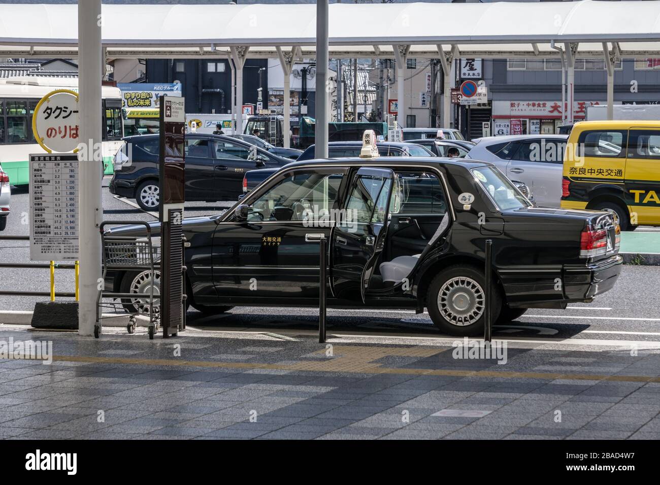 Ein schwarzes japanisches Taxi, das vor dem JR-Bahnhof in Nara in Kansai, Japan, wartet. Stockfoto