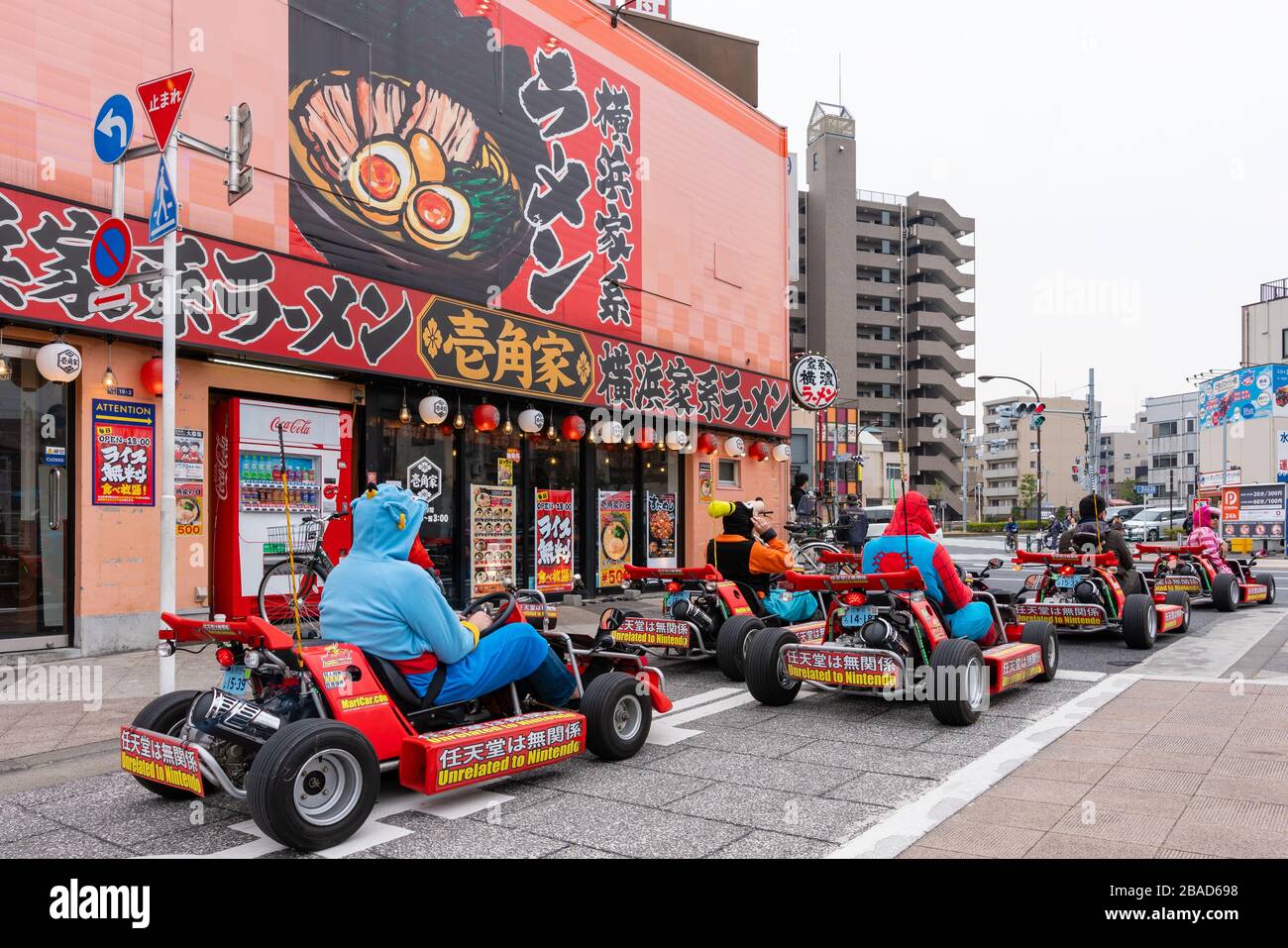 Touristen fahren Go-Kart auf der Straße von Tokio Stockfoto