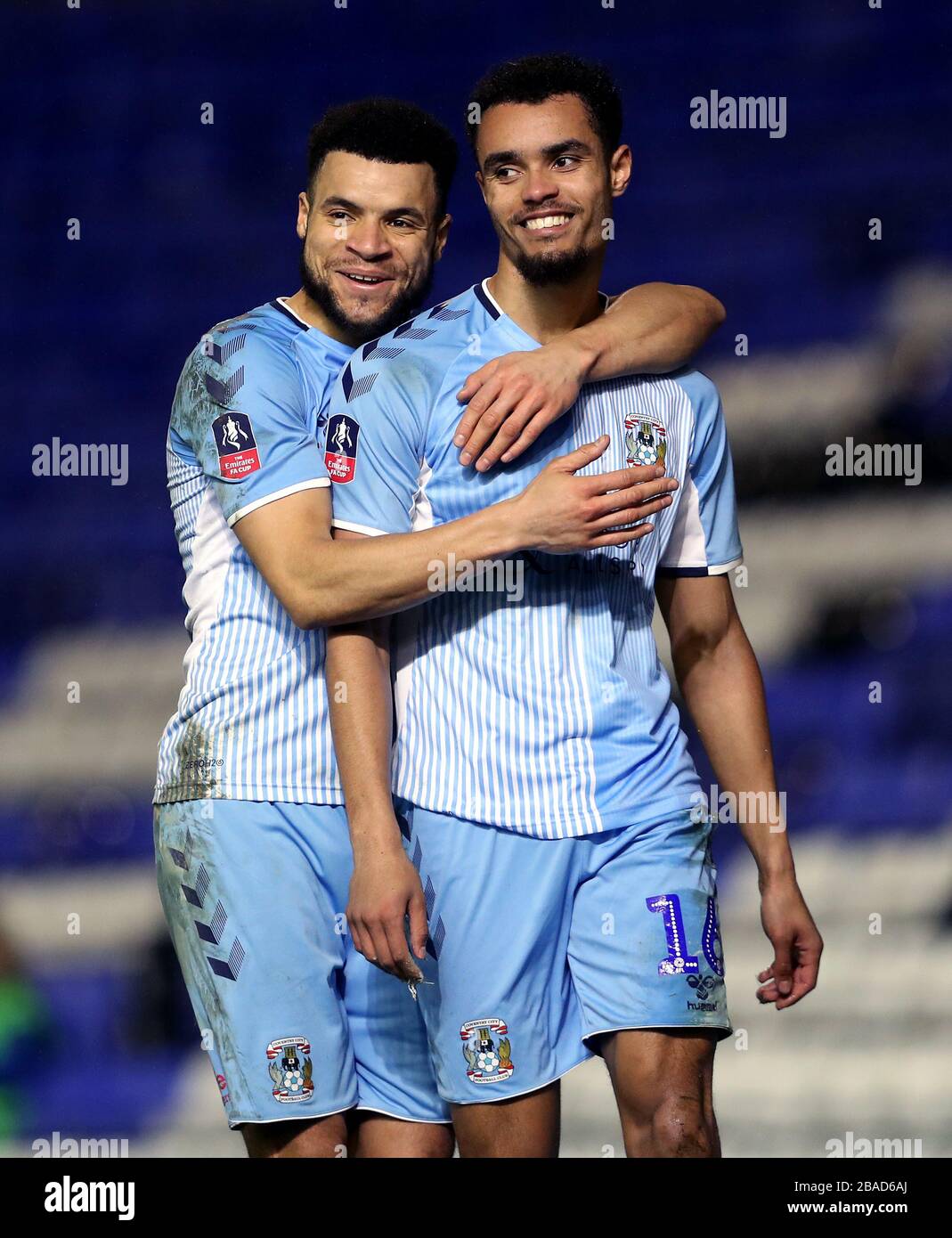 Josh Pask von Coventry City feiert mit Maxime Biamou (links) das zweite Tor seiner Seite. Stockfoto