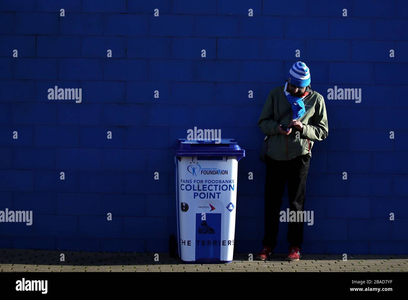 Allgemeiner Blick außerhalb eines Fans außerhalb des John Smith's Stadium Stockfoto