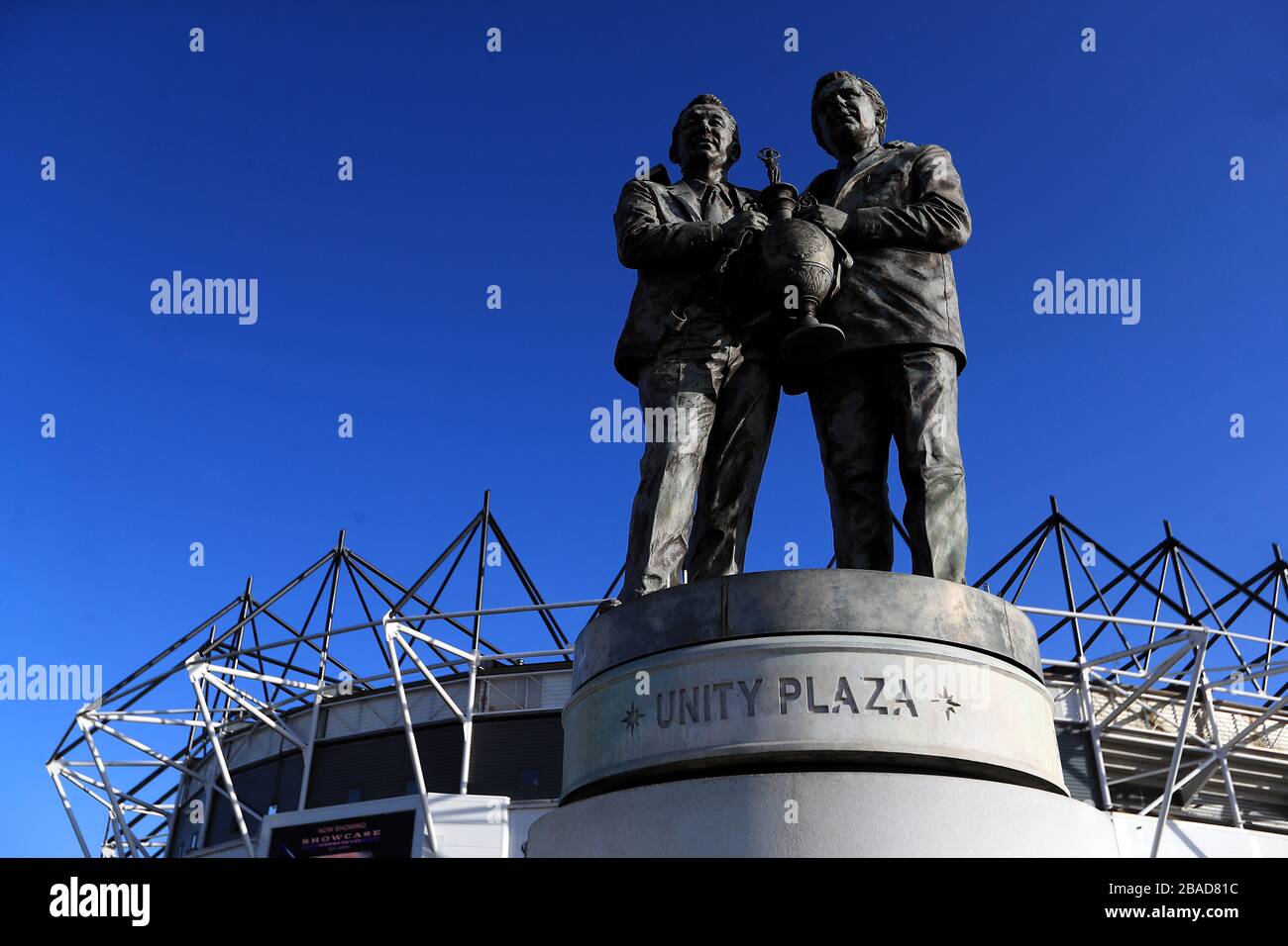 Die Statue der ehemaligen Derby County Manager Brian Clough und Peter Taylor ist vor dem Spiel außerhalb des Stadions zu sehen Stockfoto