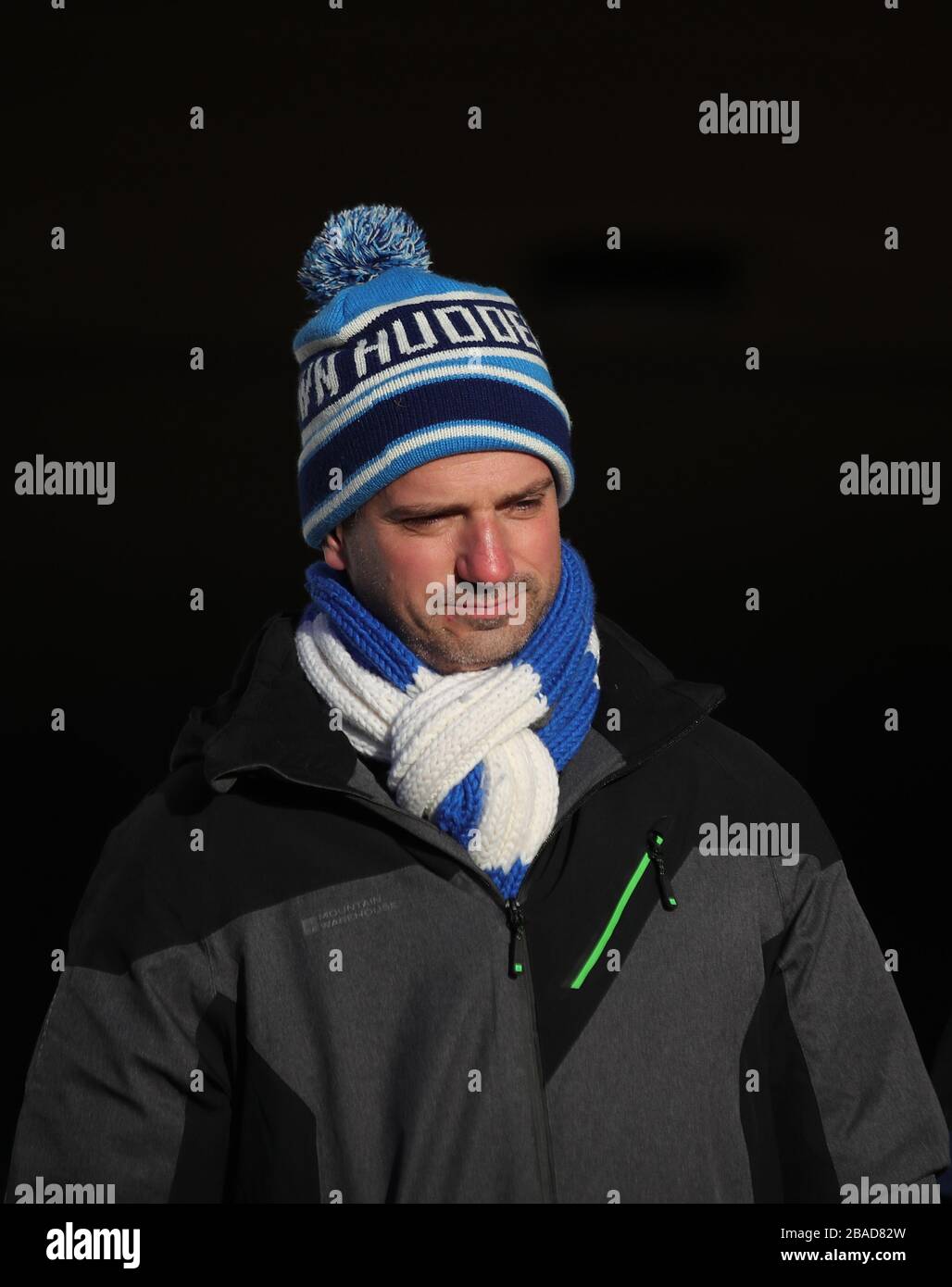 Ein allgemeiner Blick auf einen Fan außerhalb des John Smith's Stadium vor dem Start Stockfoto