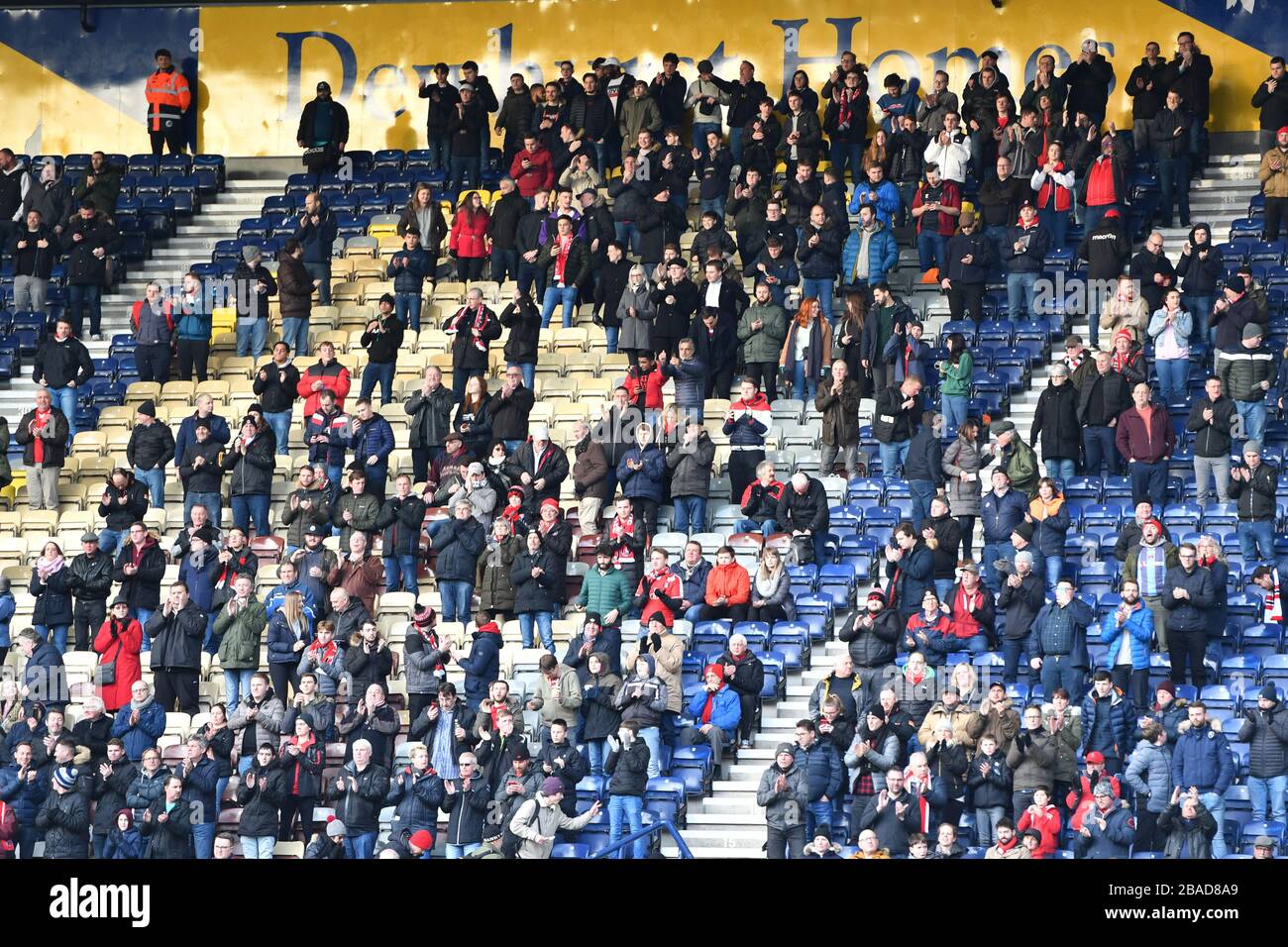 Die Fans von Charlton Athletic applaudieren ihrem Team Stockfoto