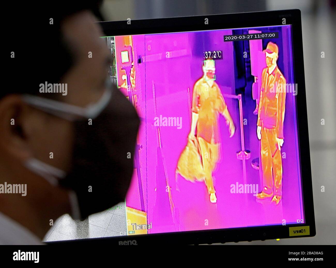 Bangkok, Thailand. März 2020. Offizielle thailändische Überwachung beim Termo-Scan des Passagiers auf Symptome von Coronavirus Covid-19 am Busbahnhof in Bangkok am 27. März 2020. Weltweit hat das Virus mittlerweile mehr als 532.670 Menschen infiziert und mindestens 24.092 Menschen getötet. Kredit: Urdee Image/ZUMA Wire/Alamy Live News Stockfoto