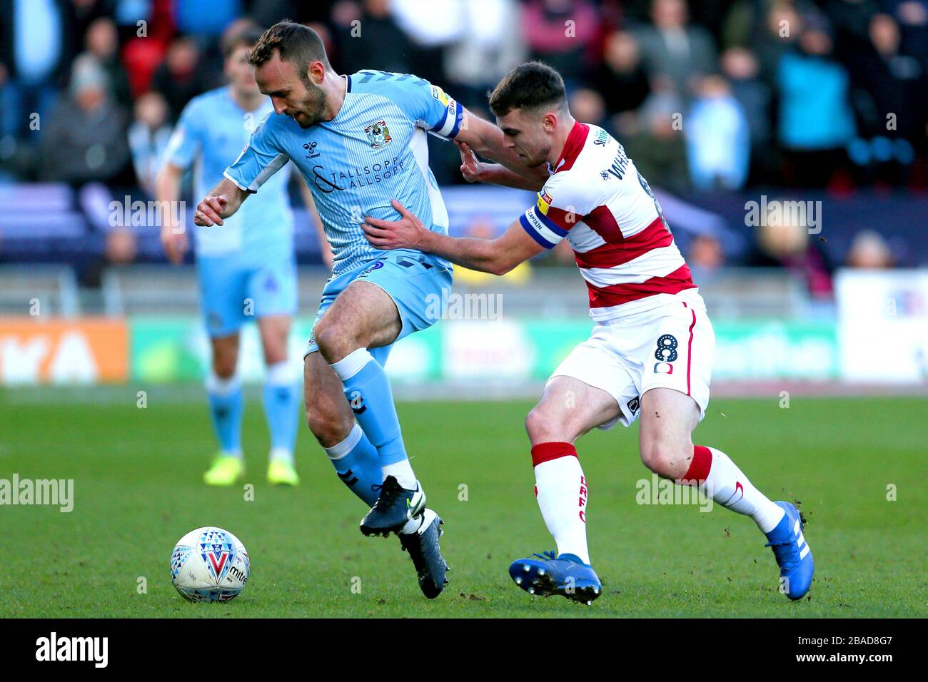 Die Spieler Liam Kelly und Doncaster Rovers Ben Whiteman von Coventry City kämpfen um den Ball Stockfoto