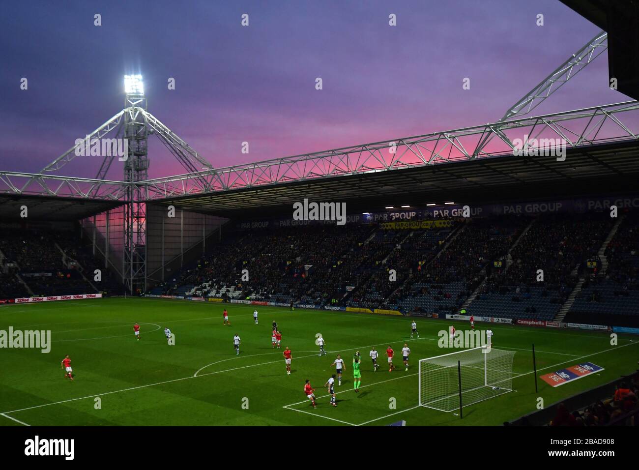 Allgemeiner Blick auf die Spielaktion, während die Sonne hinter dem Deepdale Stadion untergeht Stockfoto