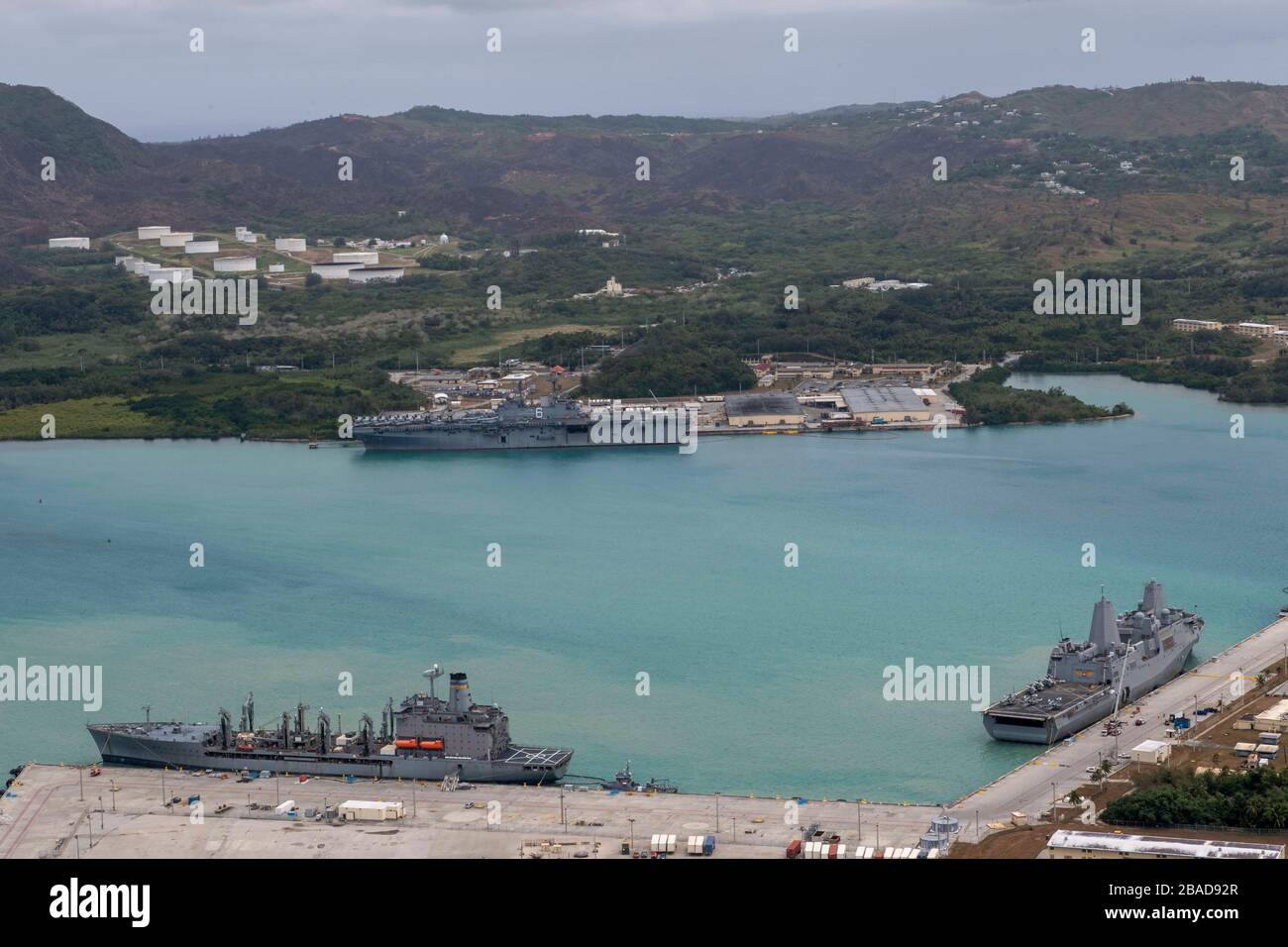 200321-N-BT681-1012 MARINESTÜTZPUNKT GUAM (21. März 2020) amphibisches Angriffsschiff USS America (LHA 6) und Docklandungsschiff der San Antonio Klasse USS Green Bay (LPD 20), beide Teil der America Expeditionary Strike Group, operieren von Naval Base Guam mit USNS Rappahannock (T-AO 204). Das Team der America ESG-31ST Marine Expeditionary Unit mit 4.500 Sailors und Marines ist bereit, Missionen über das gesamte Spektrum der militärischen Operationen durchzuführen. (USA Navy-Foto von Mass Communication Specialist Seaman Jonathan Berlier) Stockfoto