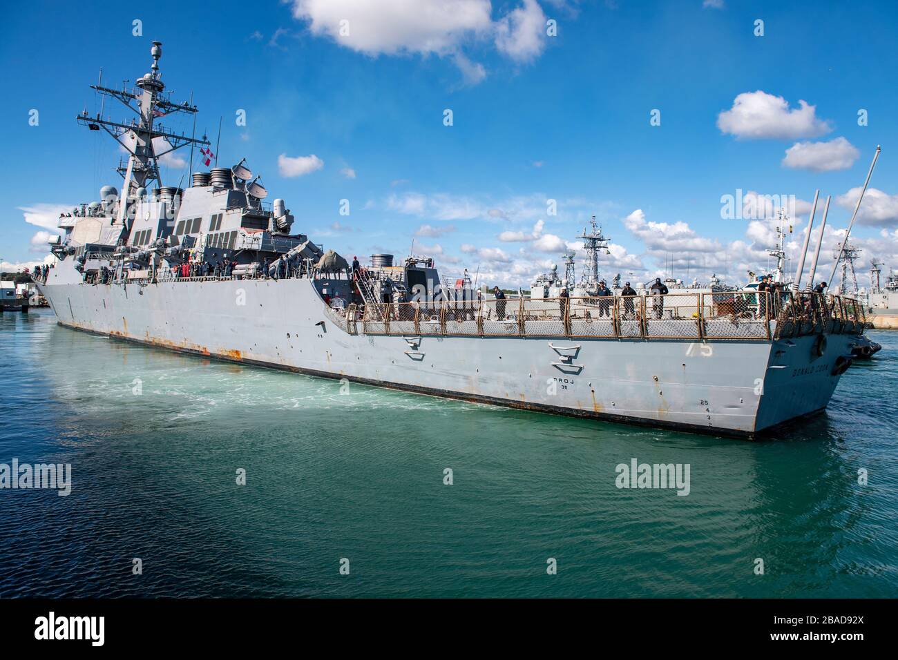 200322-N-AZ907-0165 ROTA, Spanien (März 22, 2020) - Arleigh-Burke-Klasse-Lenkflugkörperzerstörer USS Donald Cook (DDG 75) wird für einen regelmäßig geplanten Einsatz am 22. März 2020 in Angriff genommen. Donald Cook, Forward im spanischen Rota, befindet sich auf seiner zehnten Patrouille im 6. US-Flottengebiet der Operationen zur Unterstützung der nationalen Sicherheitsinteressen der USA in Europa und Afrika. (USA Navy-Foto von Mass Communication Specialist 1st Class Peter Lewis/veröffentlicht) Stockfoto