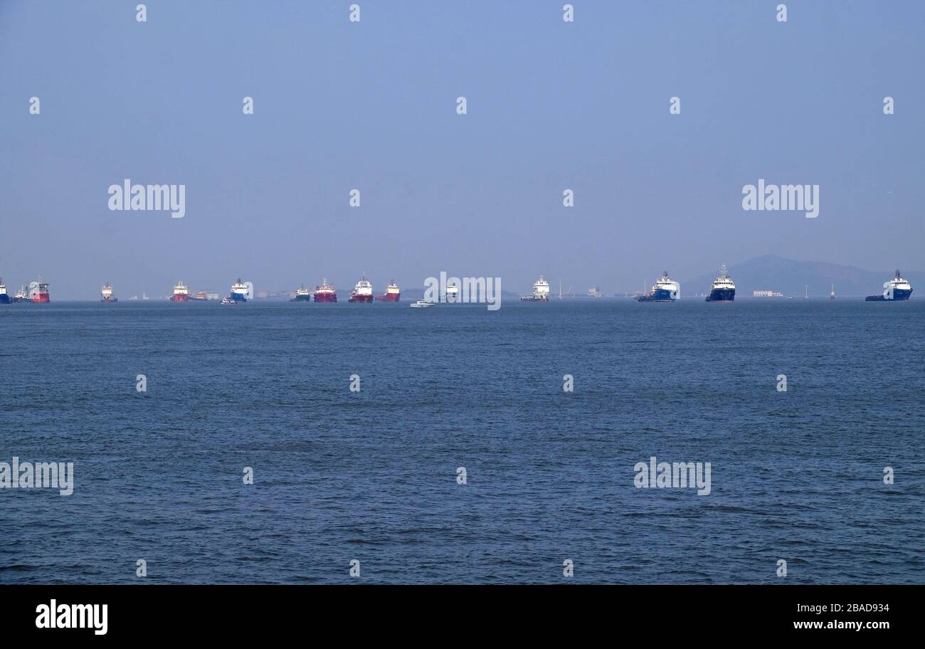 Handelsschiff vor Anker im Arabischen Meer vor Mumbai, Indien Stockfoto