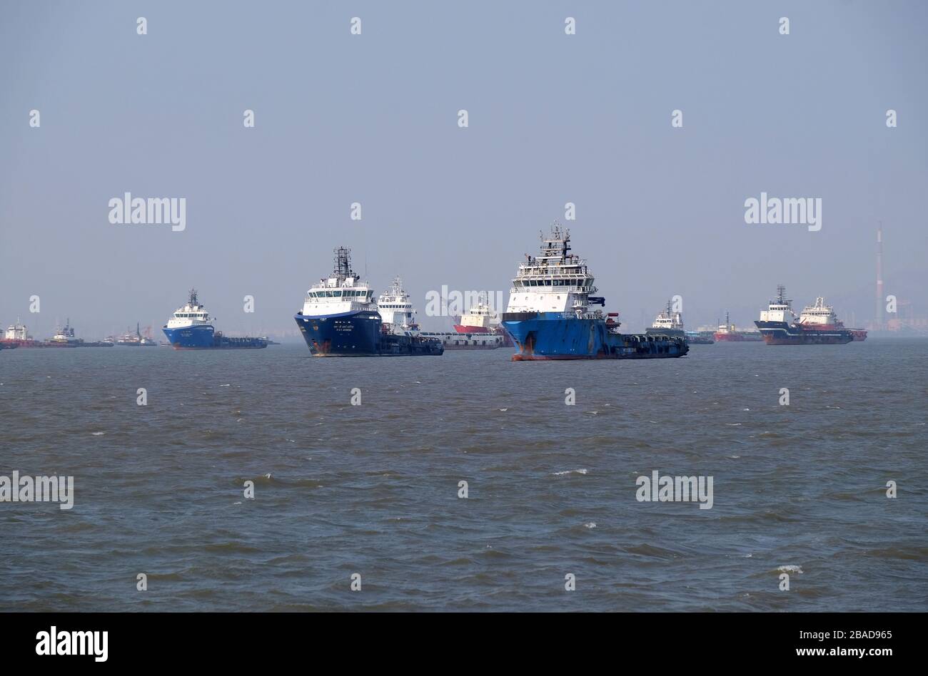 Handelsschiff vor Anker im Arabischen Meer vor Mumbai, Indien Stockfoto