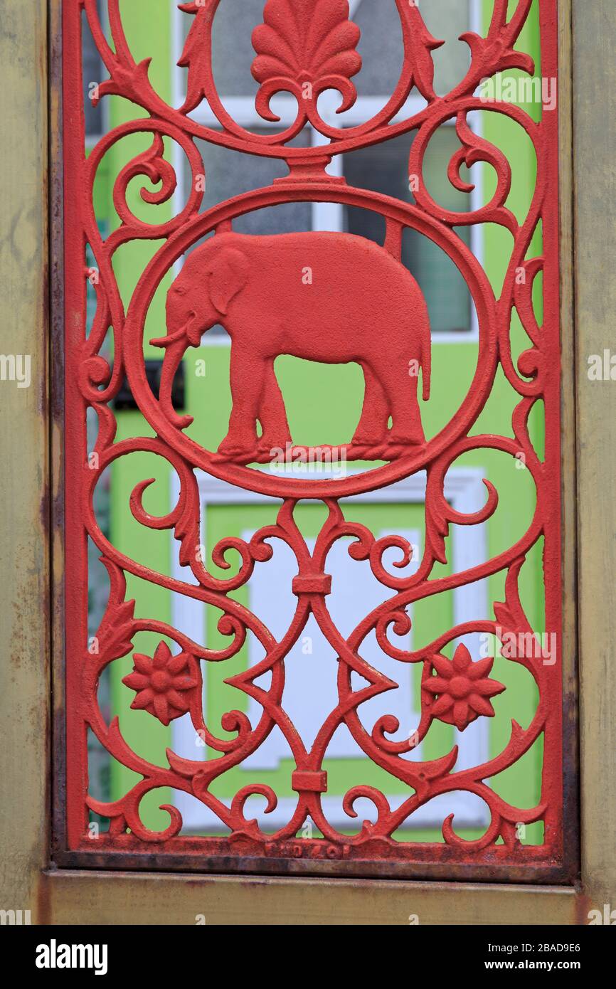 Verzierte Tür an der Love Lane, Georgetown, Penang Island, Malaysia Stockfoto