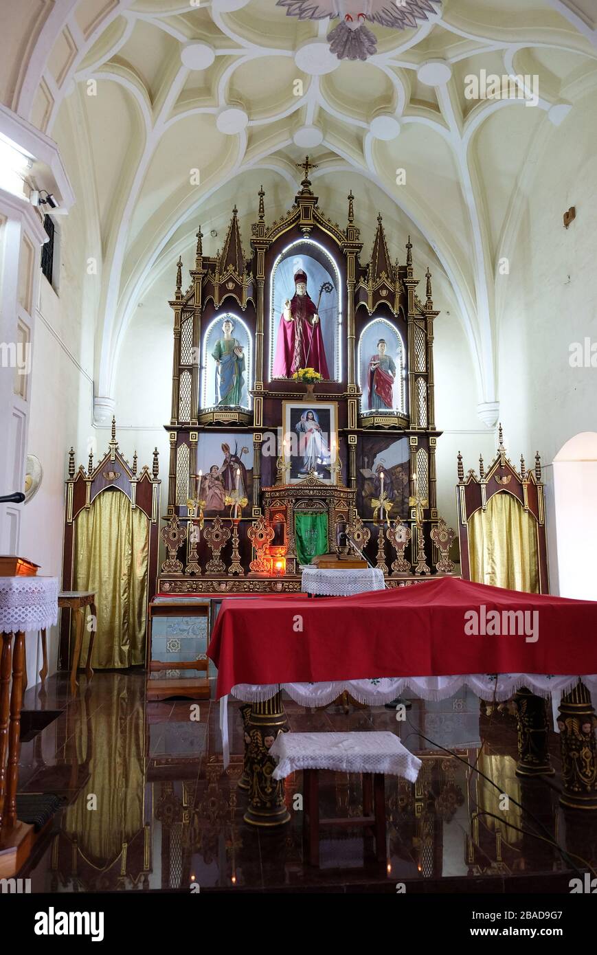 Hauptaltar an der katholischen St. Blaise Kirche in Gandaulim, Goa, Indien Stockfoto