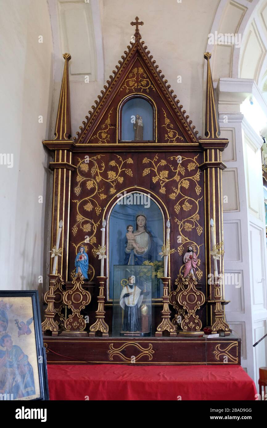 Muttergottesaltar in der katholischen St. Blaise-Kirche in Gandaulim, Goa, Indien Stockfoto