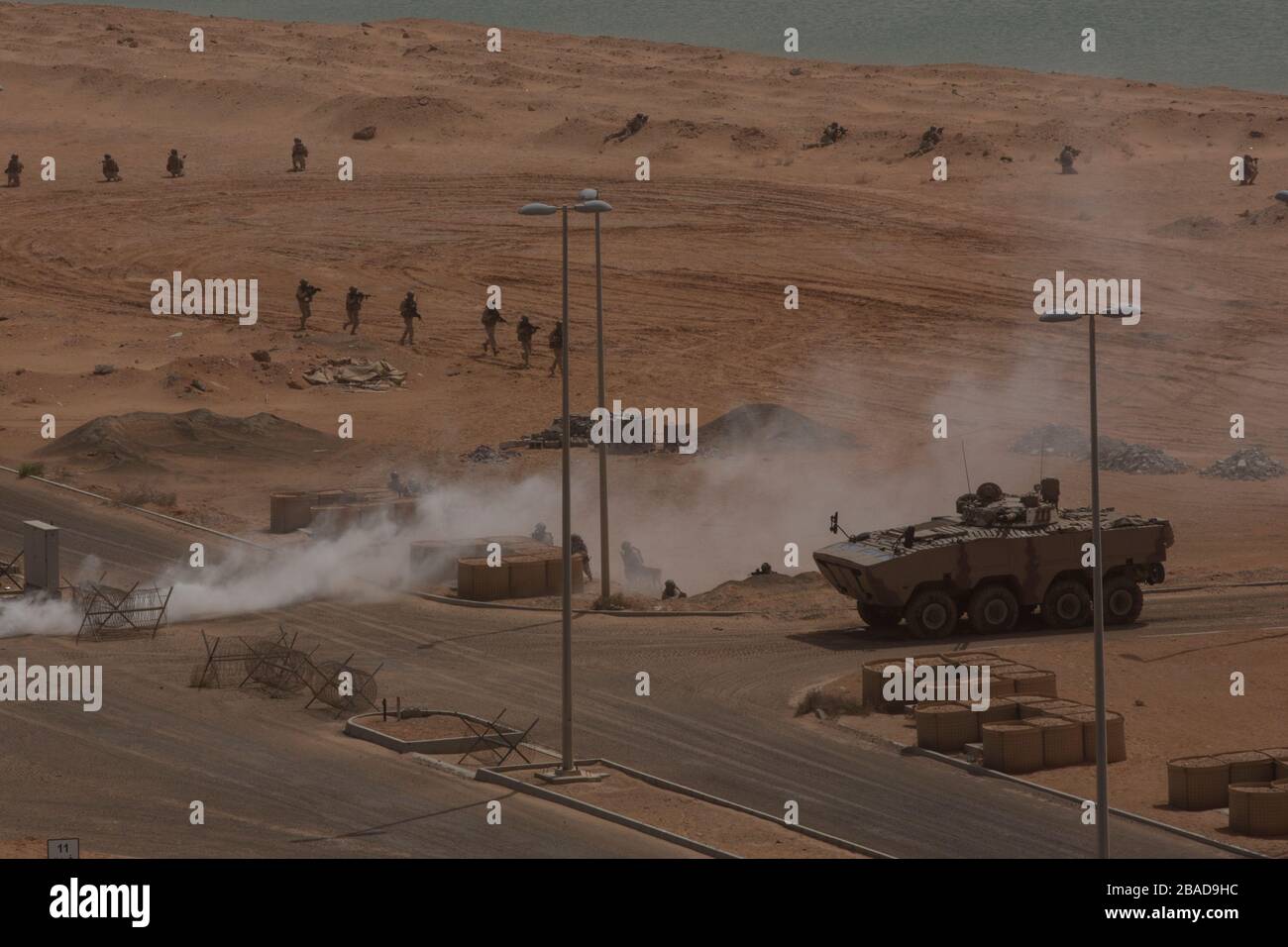 Soldaten der Streitkräfte der Vereinigten Arabischen Emirate nehmen an einer bilateralen Demonstration von Angriffen auf städtische Operationen während der Übung Native Fury 20 in den Vereinigten Arabischen Emiraten vom 23. März 2020 Teil. Der gebürtige Fury ist eine Übung, die die langjährige Beziehung und Interoperabilität des US-Militärs mit den Streitkräften der Vereinigten Arabischen Emirate stärken soll. Die Übung umfasst die Schulung von Live-Feuer und Manövern mit städtischen Schulungseinrichtungen für die Umwelt, die Entwicklung von Fertigkeiten und den Austausch mit den Streitkräften der Vereinigten Arabischen Emirate sowie die Verlagerung von Personal-, Ausrüstungs- und humanitären Ressourcen an Land.( Stockfoto