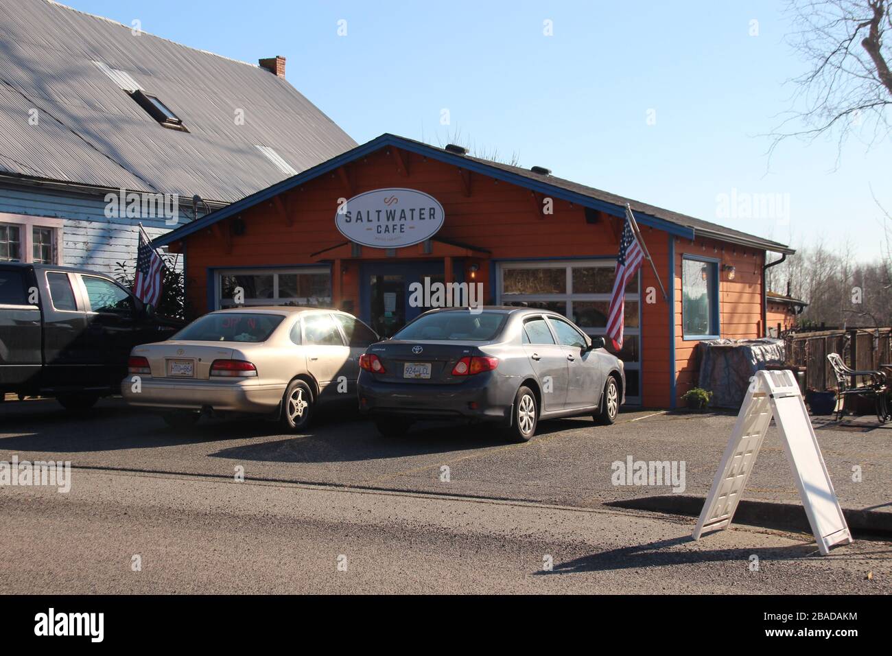 Point Roberts, Kanada. Februar 2020. Das Salzwassercafé. Mit dem "Oregon Compromise" wurde der 49. Breitengrad im Jahr 1846 zur Grenze in Nordamerika. Südlich davon liegt jedoch eine Halbinsel vor Vancouver - und so ist Point Roberts immer noch eine bizarre US-Enklave in Kanada, mit billigem Benzin, Hamburger und Geheimnissen. (Zu dpa "Willkommen in Little America": Point Roberts als Stück USA in Kanada") Credit: Christina Horsten / dpa / Alamy Live News Stockfoto