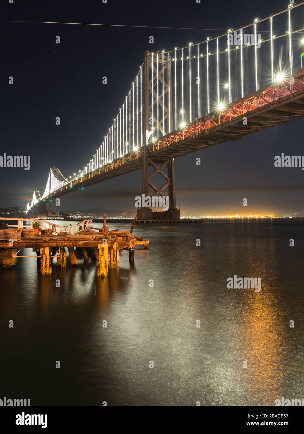San Francisco, CA, Nachtaufnahme mit langer Belichtungszeit von der westlichen Spannweite der Bay Bridge. Stockfoto
