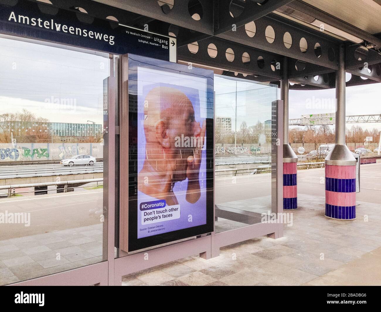Amsterdam, Niederlande 17. märz 2020: Öffentliche Ankündigungsstelle auf der Metrostation Amsterlveenseweg Plattform mit Regierungswarnung zum Corona-Virus: Berühren Sie nicht die Gesichter anderer Menschen. Stockfoto