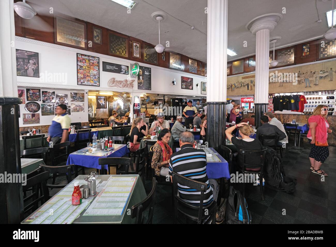 Kunden im beliebten Restaurant im alten Stil des "Leopold-Cafe Colaba" in Mumbai, Indien Stockfoto