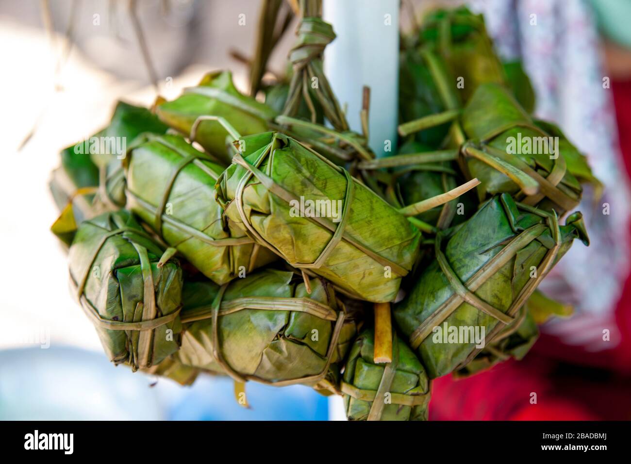 Reis, der in Bananenblätter an Straßennahrung in Vietnam, Nha Trang, eingewickelt ist. Stockfoto