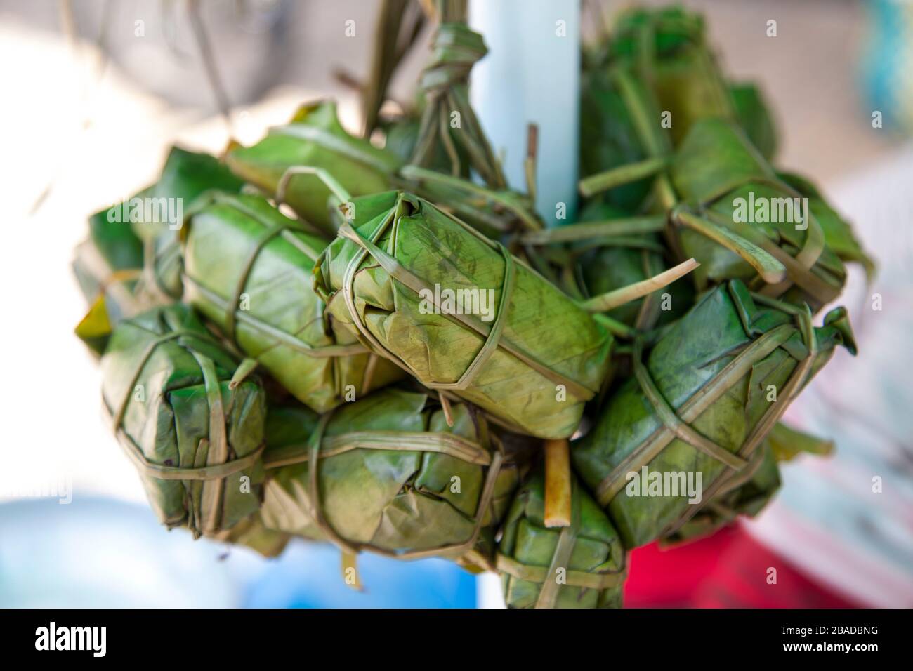 Reis, der in Bananenblätter an Straßennahrung in Vietnam, Nha Trang, eingewickelt ist. Stockfoto