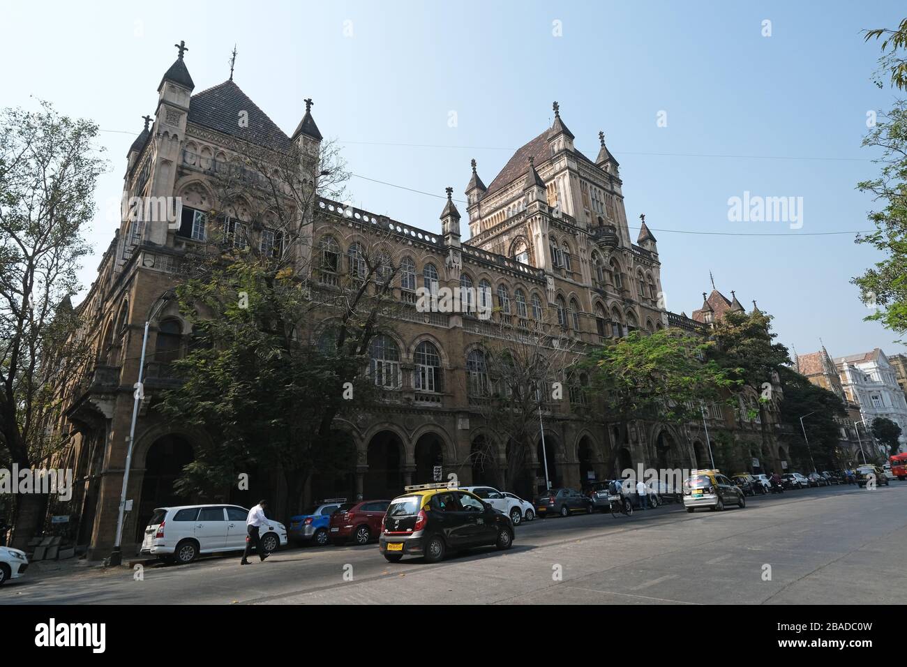 Elphinstone College aus der Kolonialzeit in der Mahatma Gandhi Road, Kala Ghoda, Fort, Mumbai, Indien Stockfoto