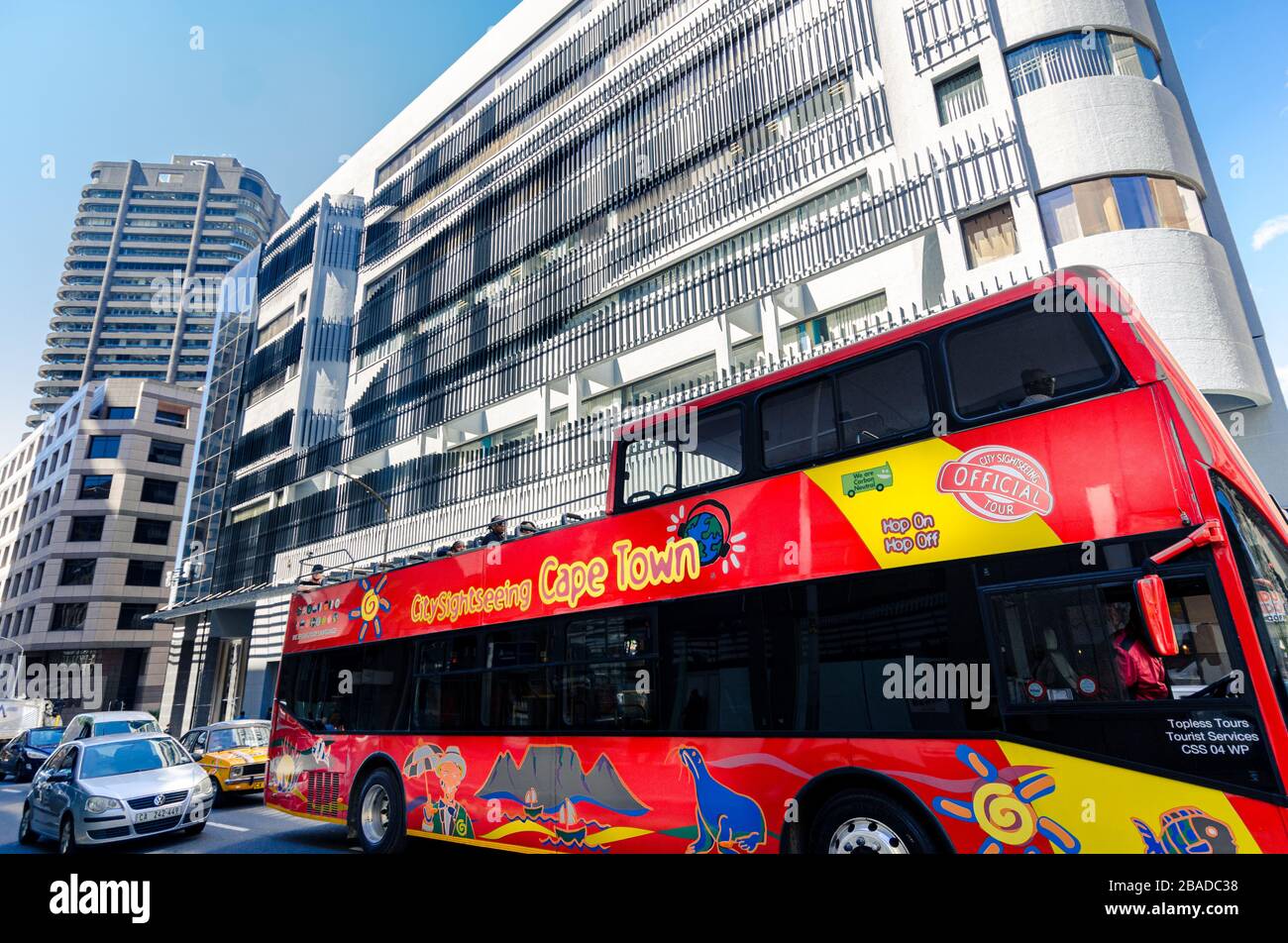 Großer roter Doppeldecker-Hop-on-Hop-off-Bus für Sightseeing-Touristen Kapstadt Südafrika Stockfoto