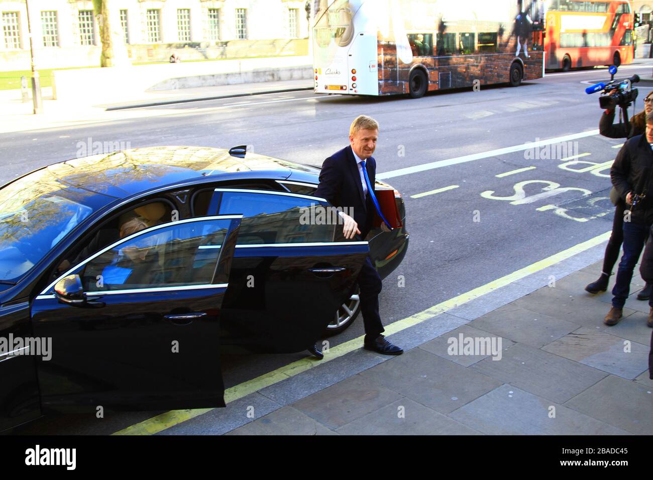 OLIVER DOWDEN MP CBE UND STAATSSEKRETÄR FÜR DIGITALE KULTUR, MEDIEN UND SPORT TREFFEN SICH IM KABINETT FÜR EINEN NOTFALL-COBR [ COBRA ] ÜBER DIE CORONAVIRUS COVID-19-PANDEMIE. BORIS JOHNSON REGIERUNG 2020. MINISTER. BRITISCHE POLITIKER. POLITIK. KONSERVATIVE PARTEI MPS. TORY PARTY. BRITISCHE POLITIK. MITGLIEDER DES UNTERHAUSES. MITGLIEDER DER KABINETTSKANZLEI. Stockfoto