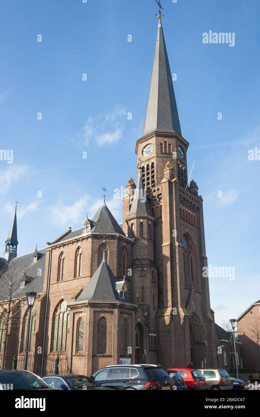 St. Bonifatius Römisch-Katholische Kirche in der Stadt Alphen aan den Rijn, Niederlande. Katholische Kirche im neogotischen Stil. Stockfoto