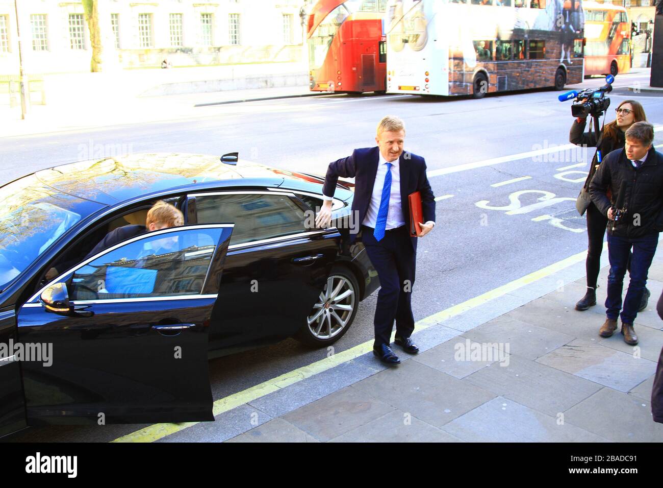 OLIVER DOWDEN MP CBE UND STAATSSEKRETÄR FÜR DIGITALE KULTUR, MEDIEN UND SPORT TREFFEN SICH IM KABINETT FÜR EINEN NOTFALL-COBR [ COBRA ] ÜBER DIE CORONAVIRUS COVID-19-PANDEMIE. BORIS JOHNSON REGIERUNG 2020. MINISTER. BRITISCHE POLITIKER. POLITIK. KONSERVATIVE PARTEI MPS. TORY PARTY. BRITISCHE POLITIK. MITGLIEDER DES UNTERHAUSES. MITGLIEDER DER KABINETTSKANZLEI. Stockfoto