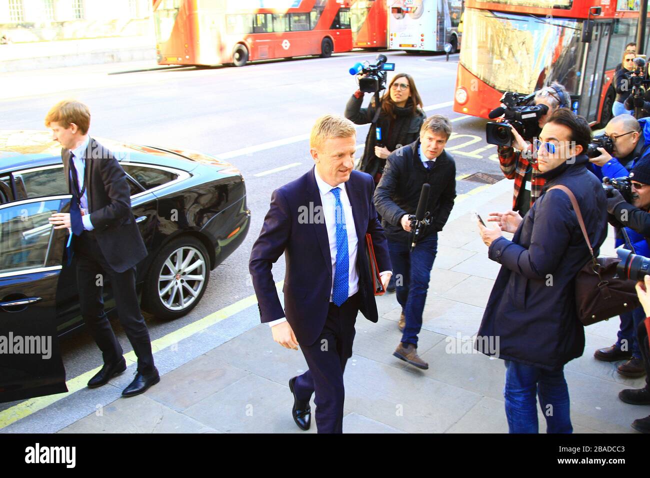 OLIVER DOWDEN MP CBE UND STAATSSEKRETÄR FÜR DIGITALE KULTUR, MEDIEN UND SPORT TREFFEN SICH IM KABINETT FÜR EINEN NOTFALL-COBR [ COBRA ] ÜBER DIE CORONAVIRUS COVID-19-PANDEMIE. BORIS JOHNSON REGIERUNG 2020. MINISTER. BRITISCHE POLITIKER. POLITIK. KONSERVATIVE PARTEI MPS. TORY PARTY. BRITISCHE POLITIK. MITGLIEDER DES UNTERHAUSES. MITGLIEDER DER KABINETTSKANZLEI. Stockfoto
