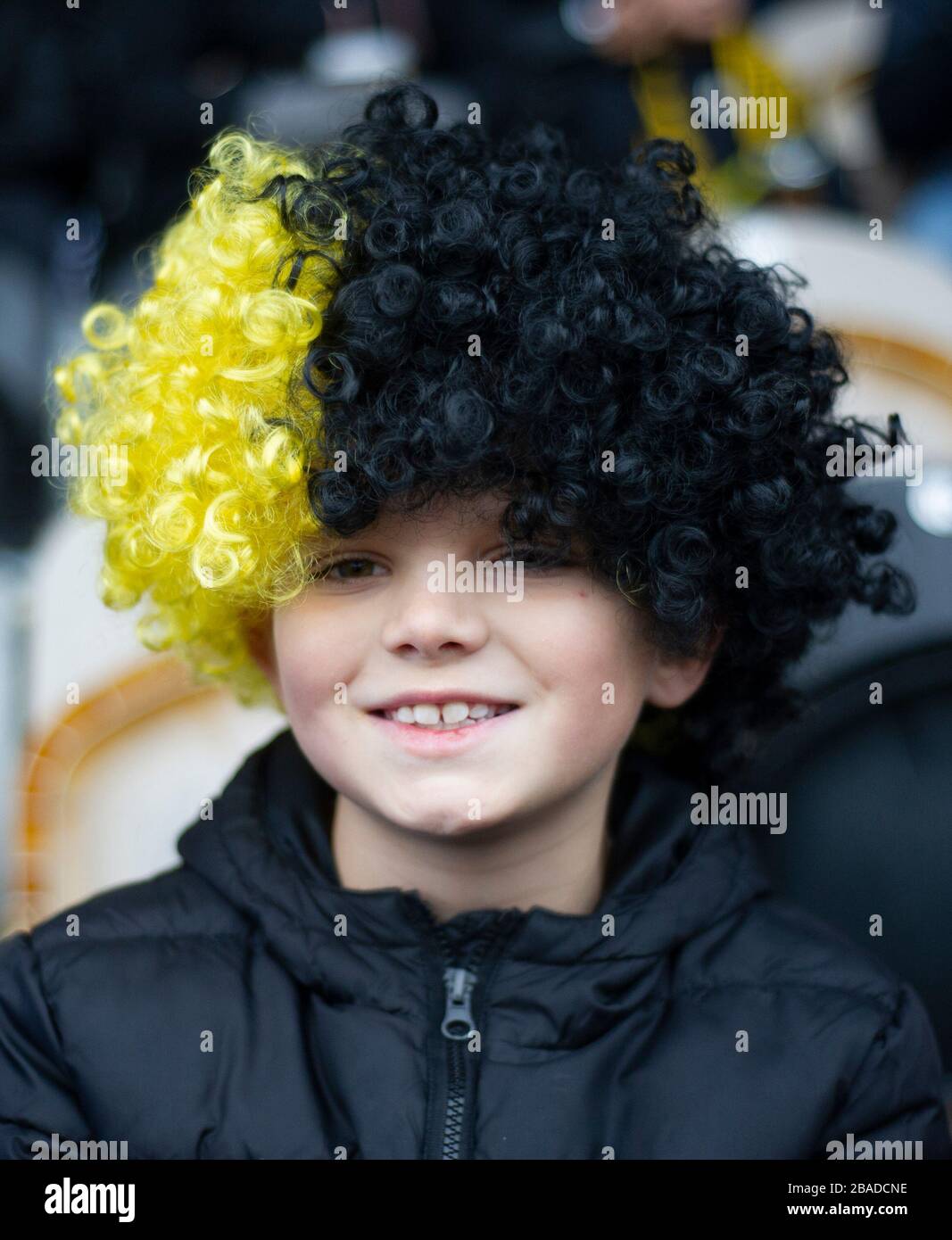 Ein junger Fan im Pirelli-Stadion vor dem Spiel Stockfoto