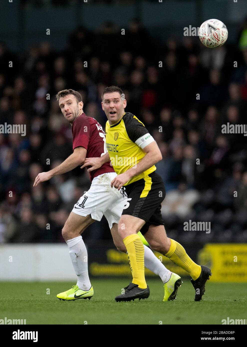 Andy Williams (links) von Northampton Town und der Jake Buxton von Burton Albion kämpfen um den Ball Stockfoto