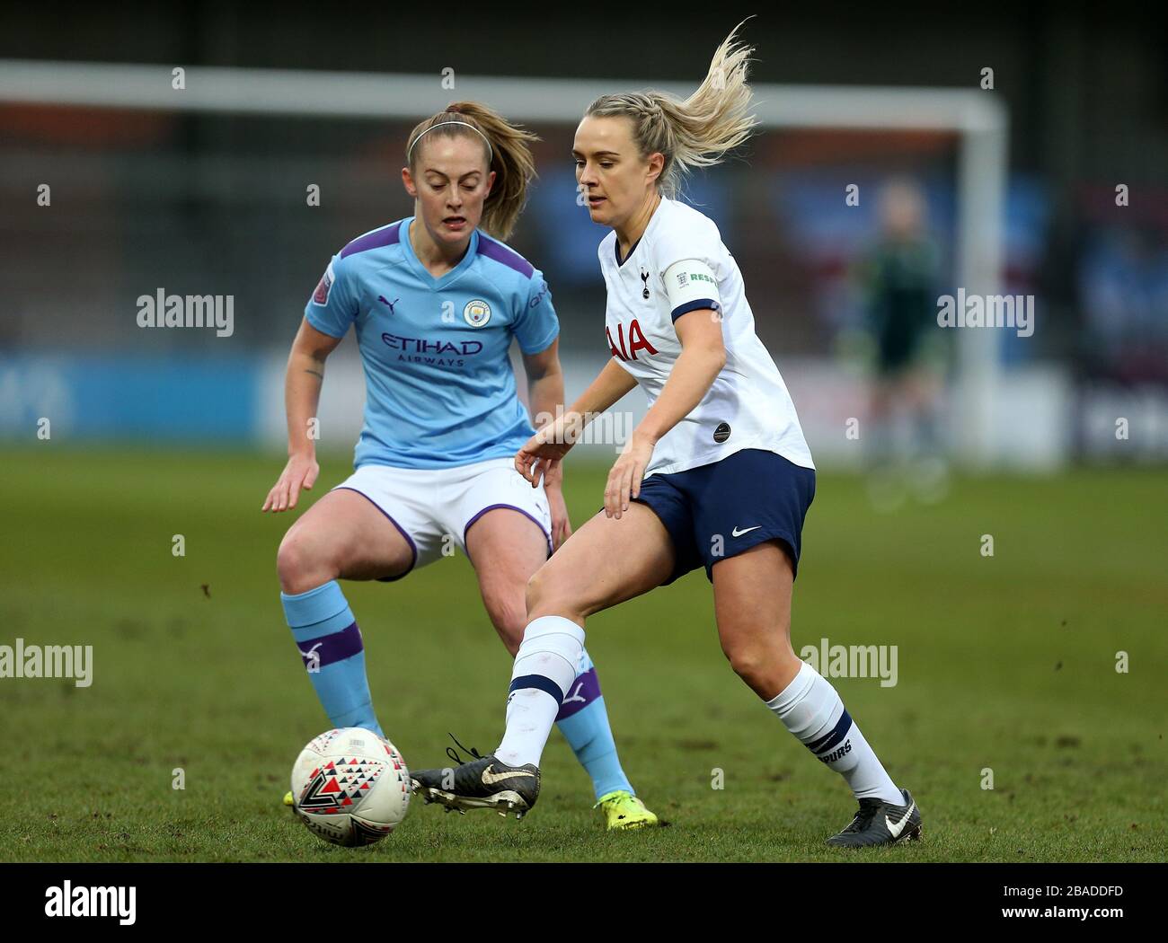 In Aktion sind José Green von Tottenham Hotspur und Kiera Walsh von Manchester City Stockfoto