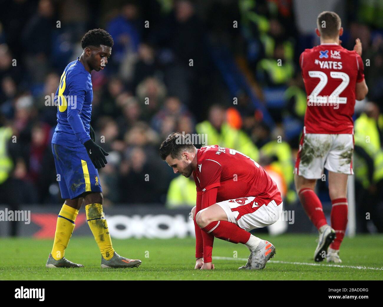 Chelseas Tariq Lamptey (links) als Carl Jenkinson von Nottingham Forest nach dem Abpfiff niedergeschlagen erscheint Stockfoto
