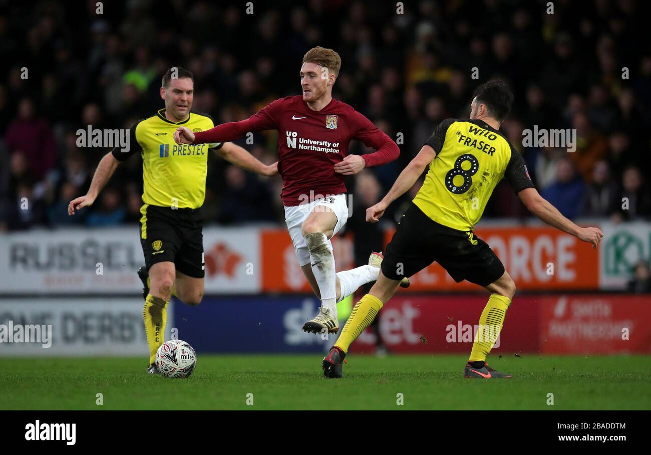 Scott Fraser (rechts) von Burton Albion und Ryan Watson von Northampton Town kämpfen um den Ball Stockfoto