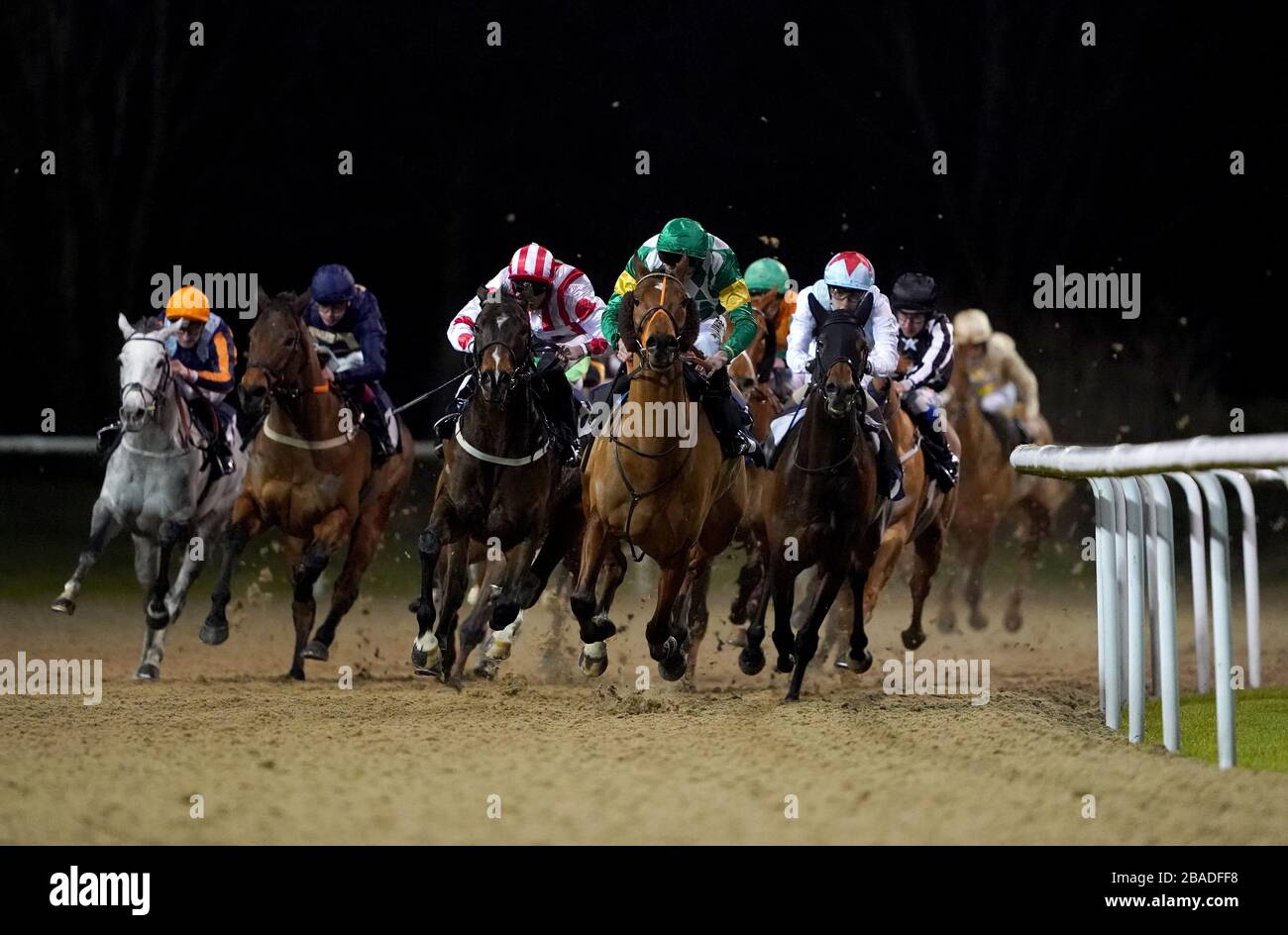 Fahrer während der #Fahrt auf dem Betway Handicap (Klasse 5) auf der Rennbahn Wolverhampton. Stockfoto